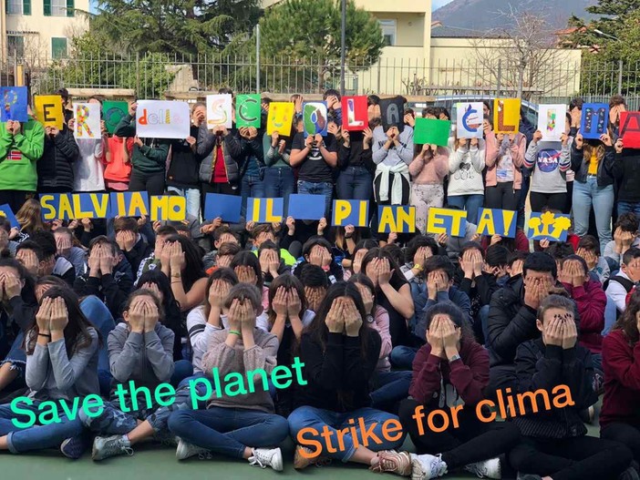 Anche i bambini della scuola di Leca d'Albenga partecipano al &quot;Fridays For Future&quot;