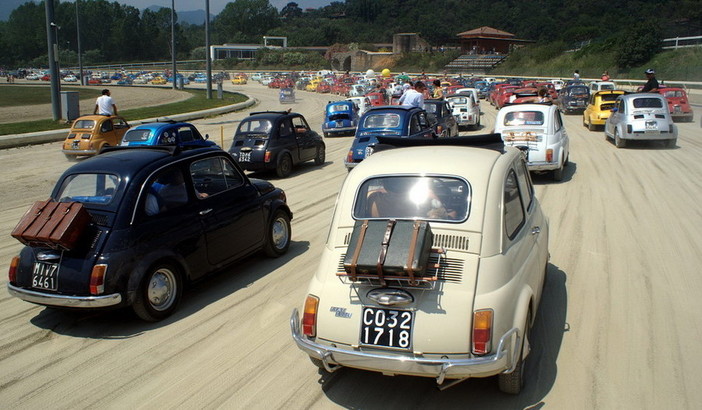 A Garlenda primo giorno al Meeting di Fiat 500 Storiche