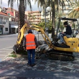 Dipendenti comunali al lavoro sul Lungomare