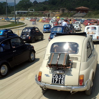 A Garlenda primo giorno al Meeting di Fiat 500 Storiche