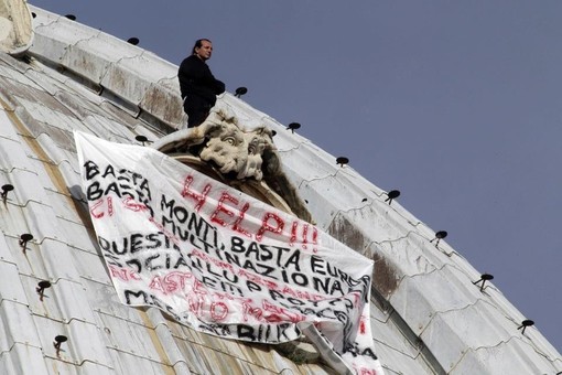 Balneari a sostegno di Marcello Di Finizio, l’uomo salito sulla cupola di San Pietro a Roma