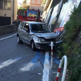 Quasi illese le occupanti dell'auto che si è ribaltata in via Montegrappa a Savona (FOTO)