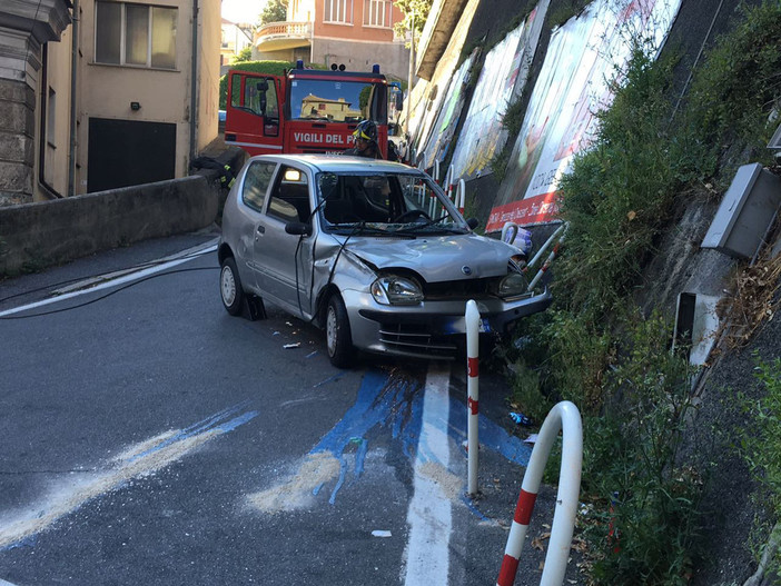 Quasi illese le occupanti dell'auto che si è ribaltata in via Montegrappa a Savona (FOTO)