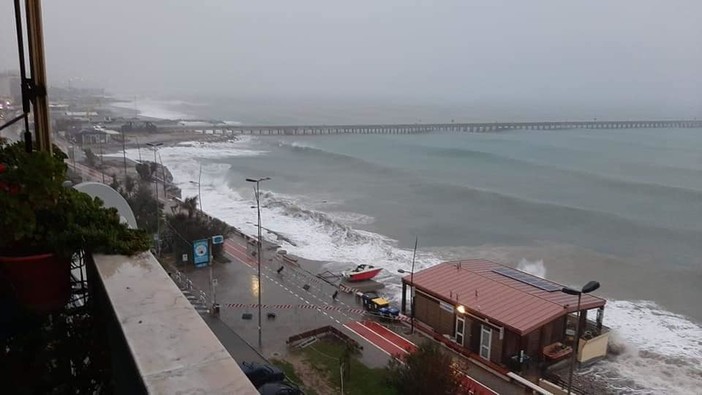 La mareggiata a Vado spazza via la spiaggia, sindaco Giuliano: &quot;Chiedo ai cittadini di non uscire di casa&quot;