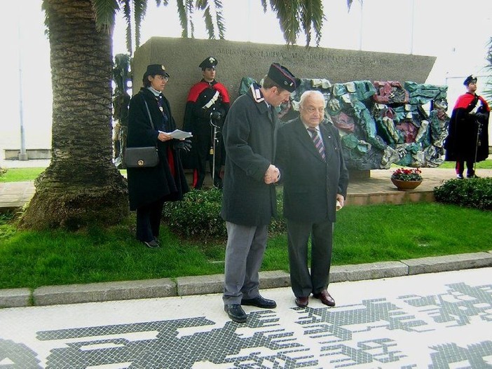 Lelio Speranza ed Antonio Rossello, insieme davanti al Monumento ai Caduti di Albissola Marina in occasione di una cerimonia ufficiale