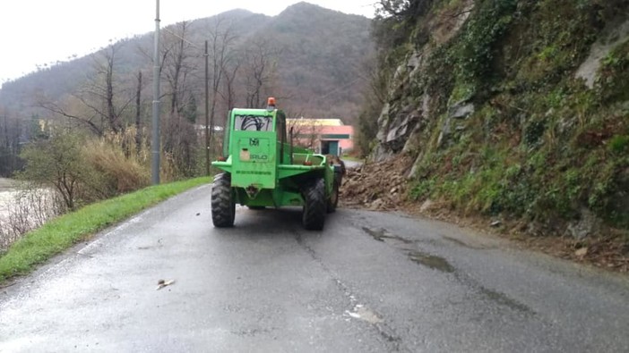 Ellera, movimento franoso sulla Sp 2 (FOTO)