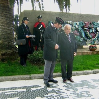 Lelio Speranza ed Antonio Rossello, insieme davanti al Monumento ai Caduti di Albissola Marina in occasione di una cerimonia ufficiale