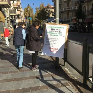 Albisola, cartelloni dei Comitati anti mezzi pesanti in piazza Dante: continua la protesta