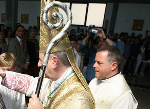 Diano Castello: don Lu riceve la visita del vescovo Mario Oliveri
