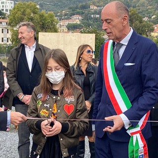 Alassio, nuovo polo scolastico all’avanguardia: oggi la posa del primo pannello e il taglio del nastro (FOTO)