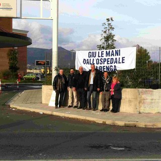 Mel non bada a spese e styling: posizionato uno striscione con &quot;Giù le mani dall'ospedale di Albenga&quot;