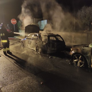 Auto in fiamme in via Divizia ad Andora: intervento dei vigili del fuoco (FOTO)