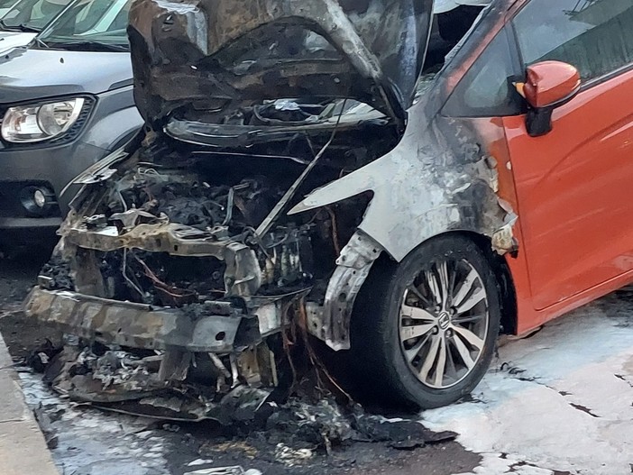 Il mezzo danneggiato dalle fiamme in via Giusti a Savona