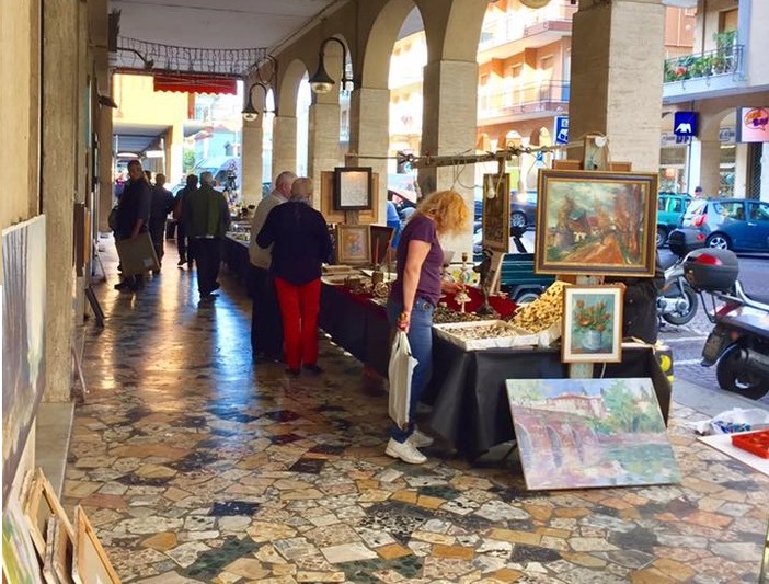 Loano, in corso Europa torna il Mercatino di Antichità e Collezionismo