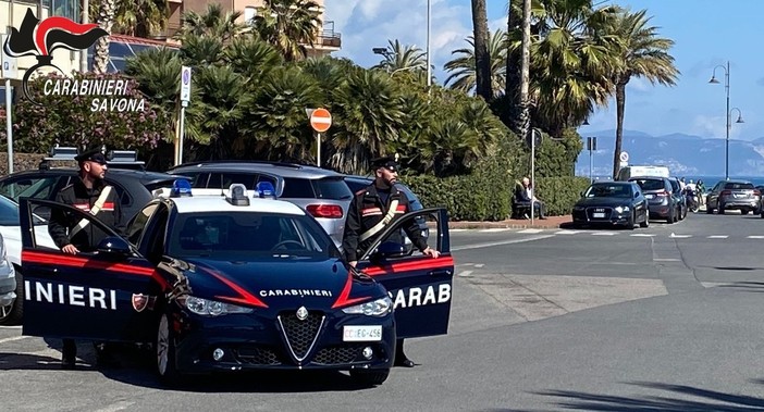 Albenga, deruba un furgoncino e il proprietario scatta all'inseguimento. Il ladro arrestato dai carabinieri