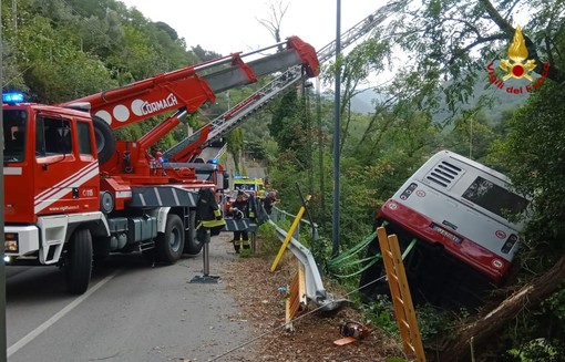 Autobus Tpl fuori strada al Santuario, concluse le operazioni di rimozione: in corso gli accertamenti per le cause (FOTO E VIDEO)