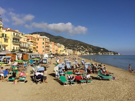 Quando l'estate è a novembre: ad Alassio venti gradi e turisti in spiaggia