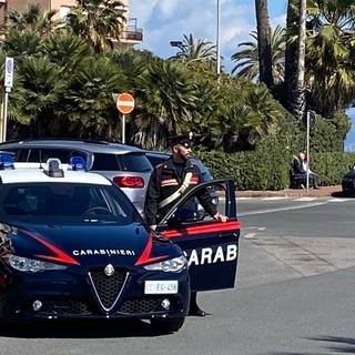 Albenga, deruba un furgoncino e il proprietario scatta all'inseguimento. Il ladro arrestato dai carabinieri