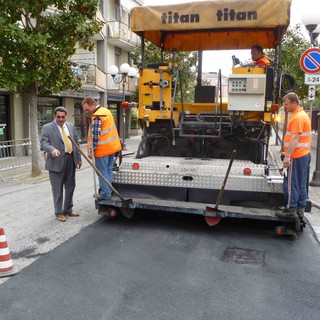 Grandi opere ad Albenga: si asfalta via Dalmazia. Supervisore il vicesindaco