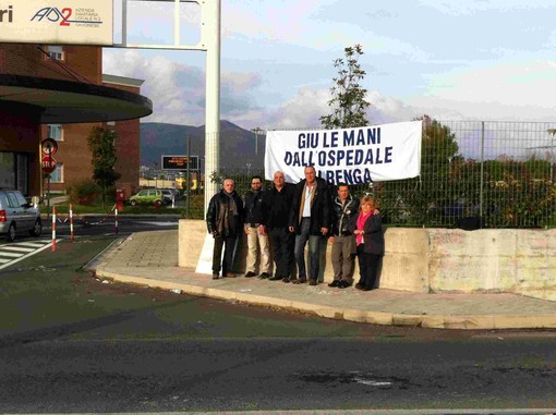 Mel non bada a spese e styling: posizionato uno striscione con &quot;Giù le mani dall'ospedale di Albenga&quot;