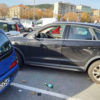 Savona, ritornano i raid vandalici: nuove rotture auto in piazza del Popolo (FOTO)