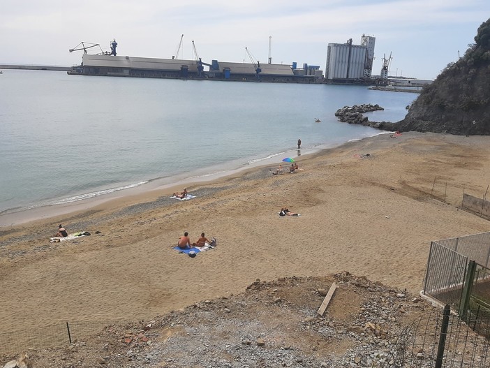 Albissola, riapre dopo settimane di attesa la spiaggia della Madonnetta (FOTO)