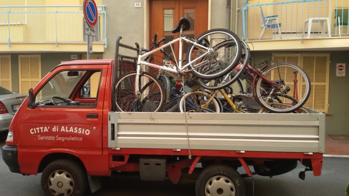 Alassio investe sul decoro urbano: rimozione per 9 bici e 5 scooter