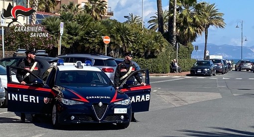 Albenga, deruba un furgoncino e il proprietario scatta all'inseguimento. Il ladro arrestato dai carabinieri