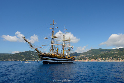 L'Amerigo Vespucci al largo delle coste savonesi: a bordo di essa è avvenuto il passaggio di consegne