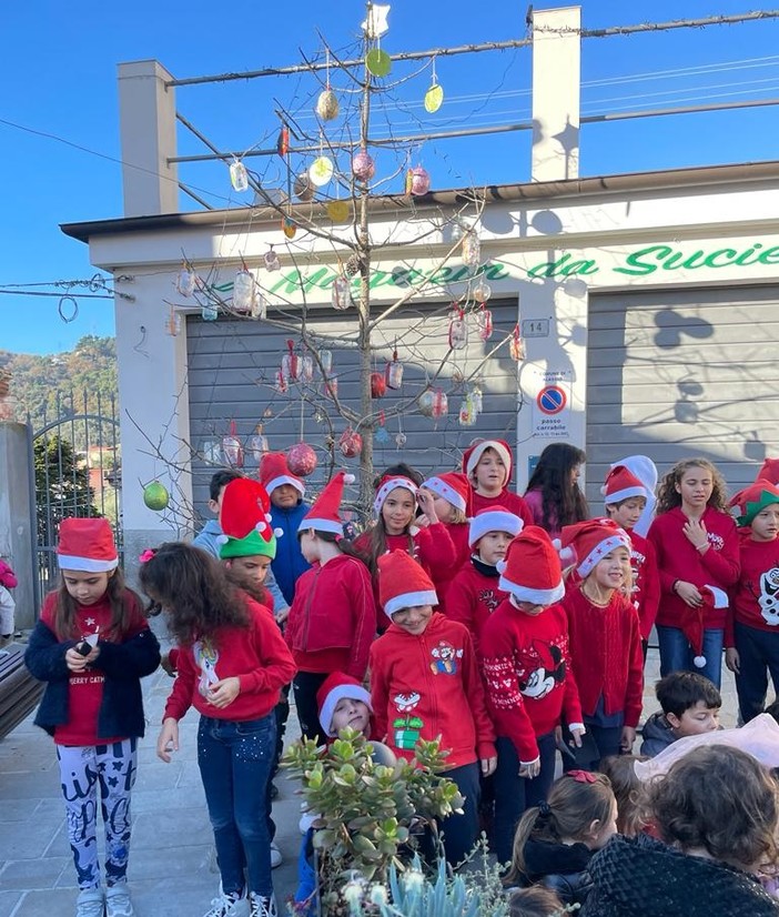 Alassio, in frazione Moglio momenti di gioia di fronte all'albero di Natale ecologico