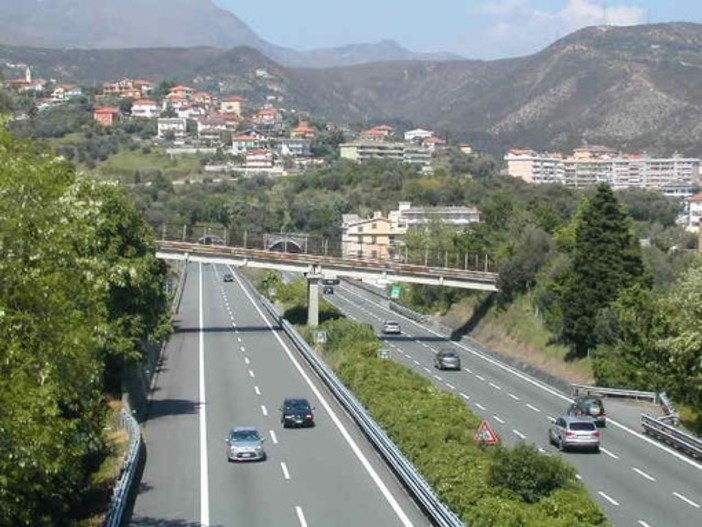 A10, chiusa per una notte l'entrata della stazione di Genova Prà