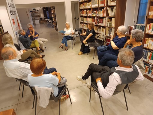 “Club del Libro” a Loano, in biblioteca nuovo incontro dedicato a “Aggiustare l'universo” di Raffaella Romagnolo