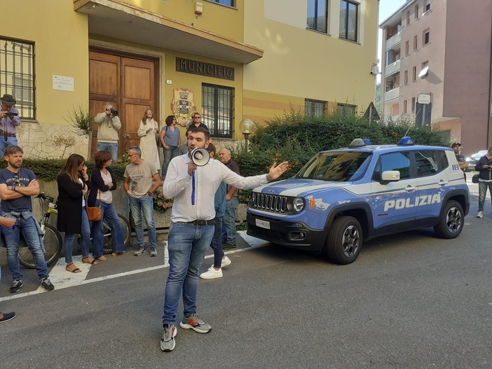 Ex Savam, la protesta per chiedere la riapertura delle strade: incontro con il sindaco e corteo per Altare (FOTO e VIDEO)