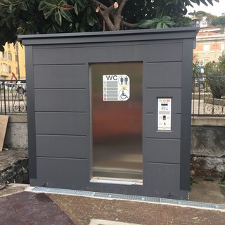 Alassio, arrivano i nuovi bagni pubblici anti-vandali (FOTO)