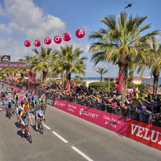 Giro d'Italia: Andora è la città di tappa meglio allestita, un successo il &quot;Trofeo Senza Fine&quot; alto otto metri