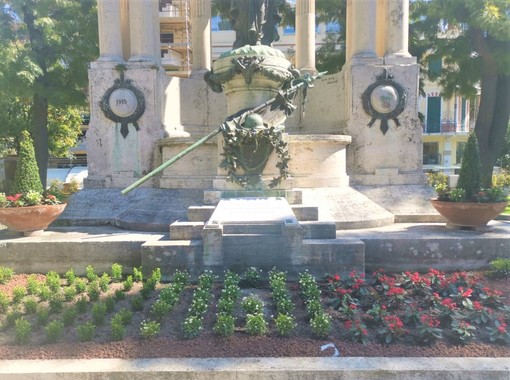 Alassio, restyling giardini in piazza della Libertà con siepe tricolore per il Monumento ai Caduti