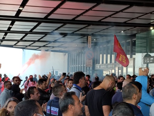 Ansaldo Energia, aeroporto bloccato a oltranza: &quot;Non ce ne andiamo senza garanzie da Roma&quot; (Video)