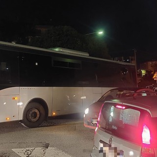 Savona, si rompe un autobus Tpl Linea: traffico in tilt in via Tissoni (FOTO)