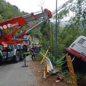 Autobus Tpl fuori strada al Santuario, concluse le operazioni di rimozione: in corso gli accertamenti per le cause (FOTO E VIDEO)