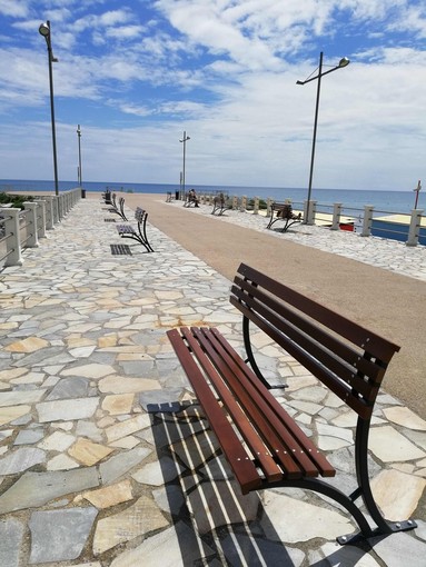 Andora, rinnovo dell'arredo urbano su tutta la passeggiata a mare