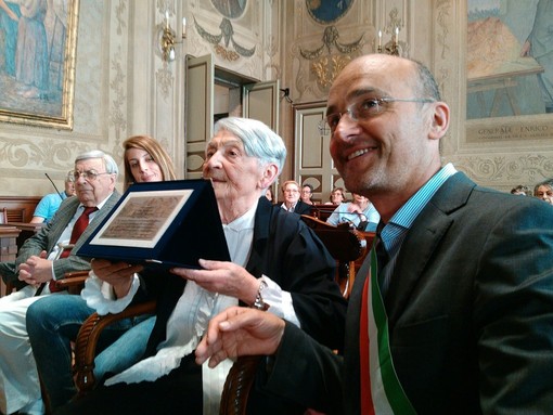 La professoressa Gabriella Fracchia nel 2018 alla consegna del premio &quot;Una Vita per Finale&quot;