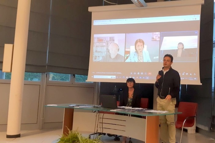 Ingrid Brizio e Gianpiero Conte, direttore generale e presidente Afp, durante la conferenza stampa. In collegamento Filippo Barbera dell'Università di Torino e Daniela Salvestrin direttore Atl Cuneo