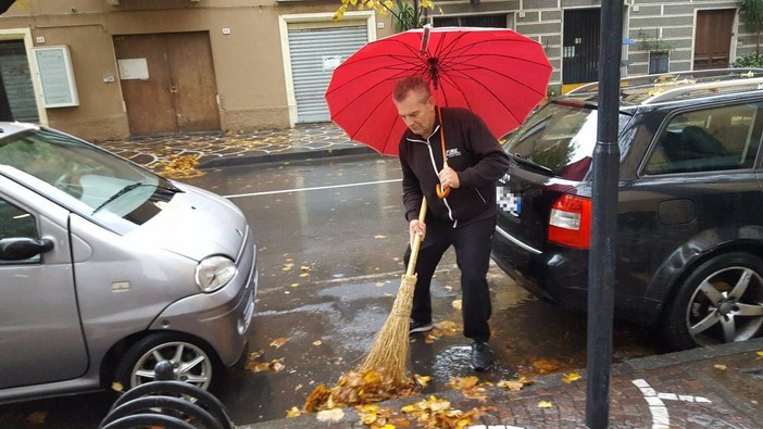 Albenga, strade allagate e tombini coperti dalle foglie (FOTO)