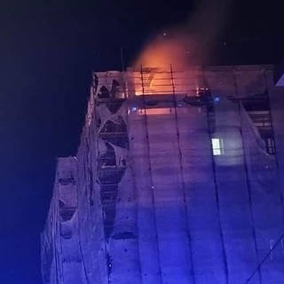 Albenga, incendio palazzina in ristrutturazione: l'allarme lanciato da un inquilino di uno stabile vicino