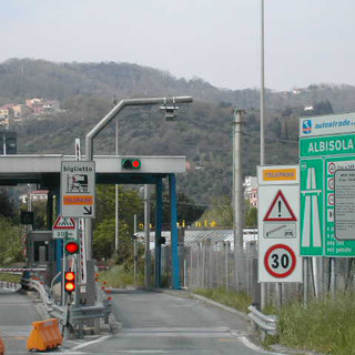 Auto slitta su fondo stradale bagnato: incidente in autostrada tra Savona e Albisola