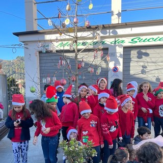 Alassio, in frazione Moglio momenti di gioia di fronte all'albero di Natale ecologico