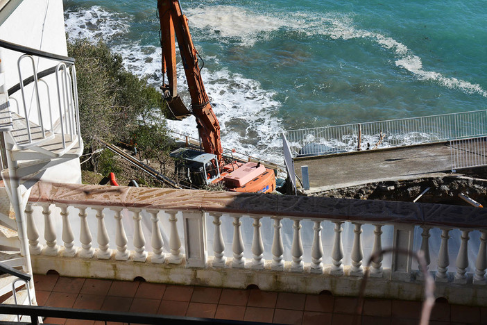 Frana Andora, completata la demolizione del terrazzo