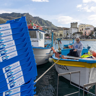 A lezione di sostenibilità nel mare di Ischia. Addio al polistirolo, la pesca diventa eco-friendly