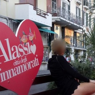 Alassio, foto a &quot;luci rosse&quot; sulla panchina degli innamorati