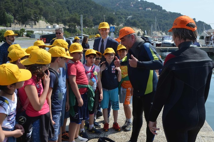 Andora: giornata di pulizia del fondale nel porto. Lezioni in spiaggia e in barca per gli alunni delle scuole